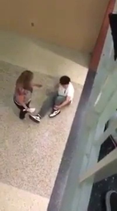 Ce débile saute d'un étage dans son lycée ! Et paf la cheville...