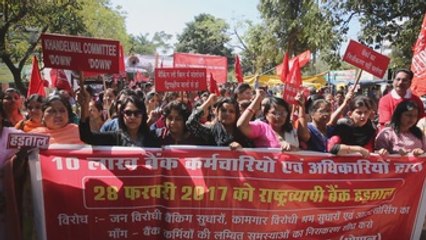 Miles de empleados de banca en India protestan durante una huelga nacional