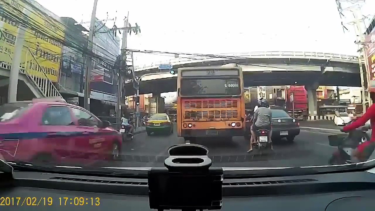 Un chauffeur de bus complètement fou se jette sur des scooters.