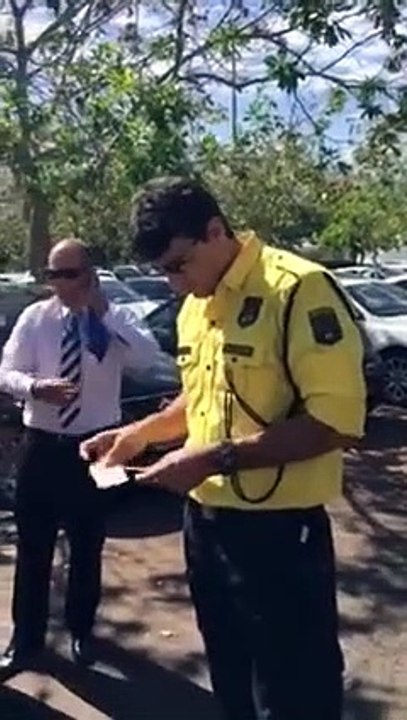 Os Agentes de trânsito não aprende a trabalhar