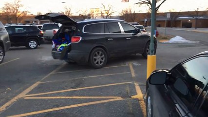 Un voleur de voiture se fait tirer dessus.