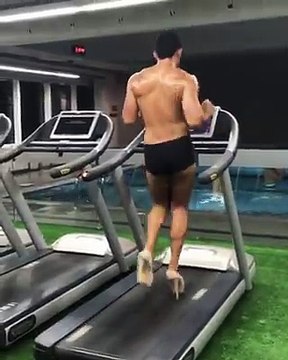 Le mec qui fait son sport en talons