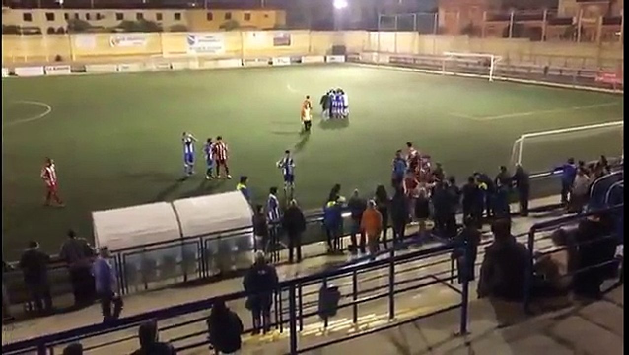 Un arbitre se bagarre avec des supporters