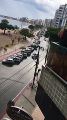 Surfe no meio do asfalto na Praia do Morro