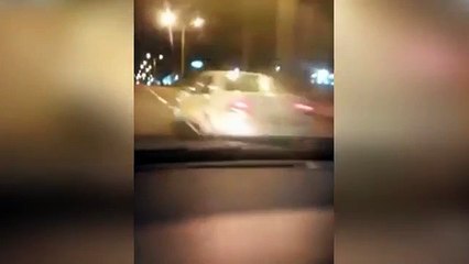 Ce couple pris en flagrant délit à moto sur l'autoroute
