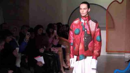 El futurismo de Liselore Frowijn desfila en París