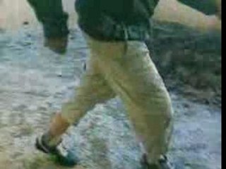 Battle jongle avec une boule de pétanque