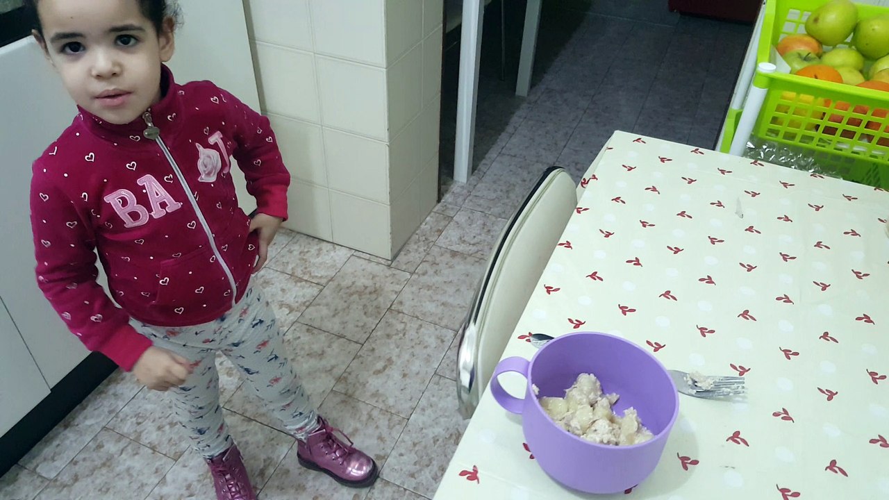 Lorrayne esquentando a comida sozinha!