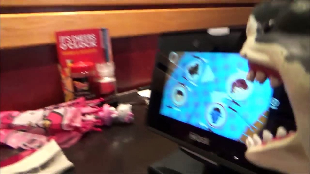 Feeding Pet Shark Red Robin 'Sharky & Victoria Toy Freaks' Mega Sharks