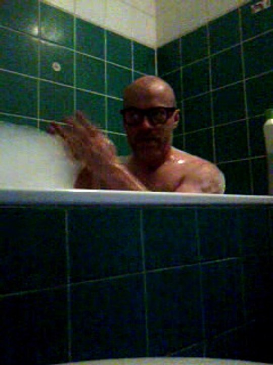 Mike Star macht English und Deutsch Kurs in der Badewanne