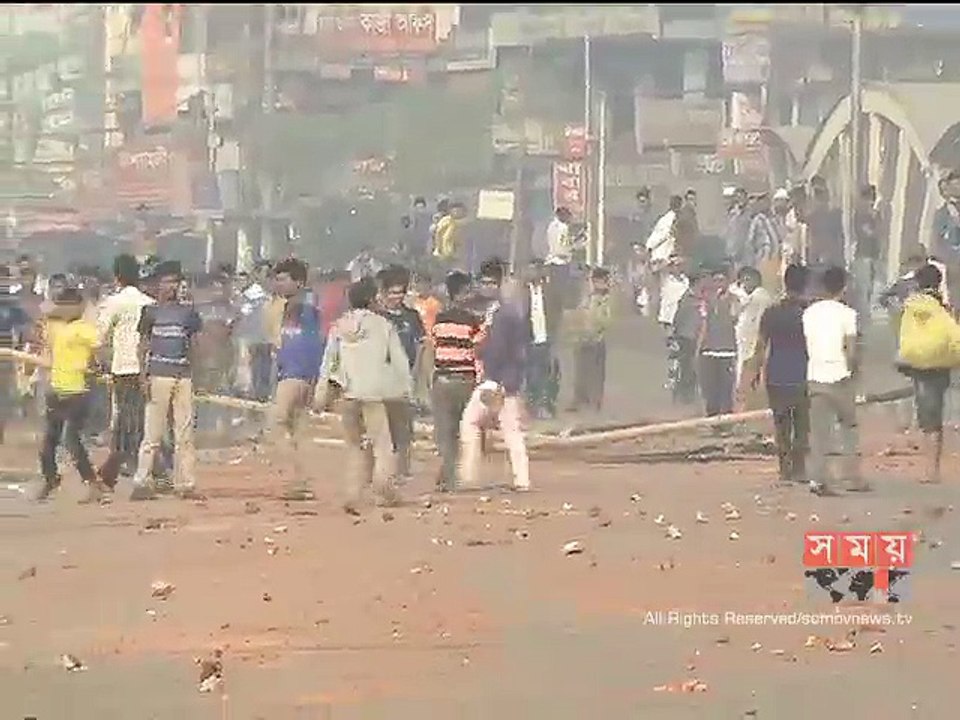 রাজধানীতে র‍্যাব-পুলিশের সঙ্গে পরিবহন শ্রমিকদের সংঘর্ষ