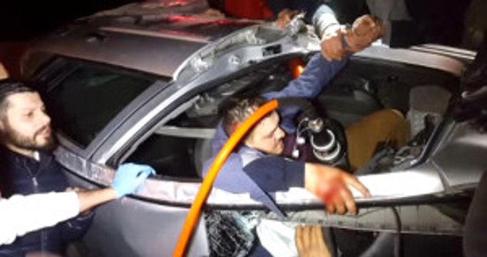 Kaza Sonrası Araçta Sıkışan Sürücüyü Kurtarmak İçin Zamanla Yarıştılar