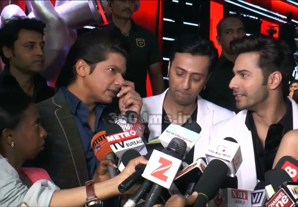 Varun Dhawan  Gets ROMANTIC With Neeti Mohan On The Sets Of The Voice India