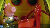 Peppa Pigs Spaceship. George Pig and Danny Dog Astronauts