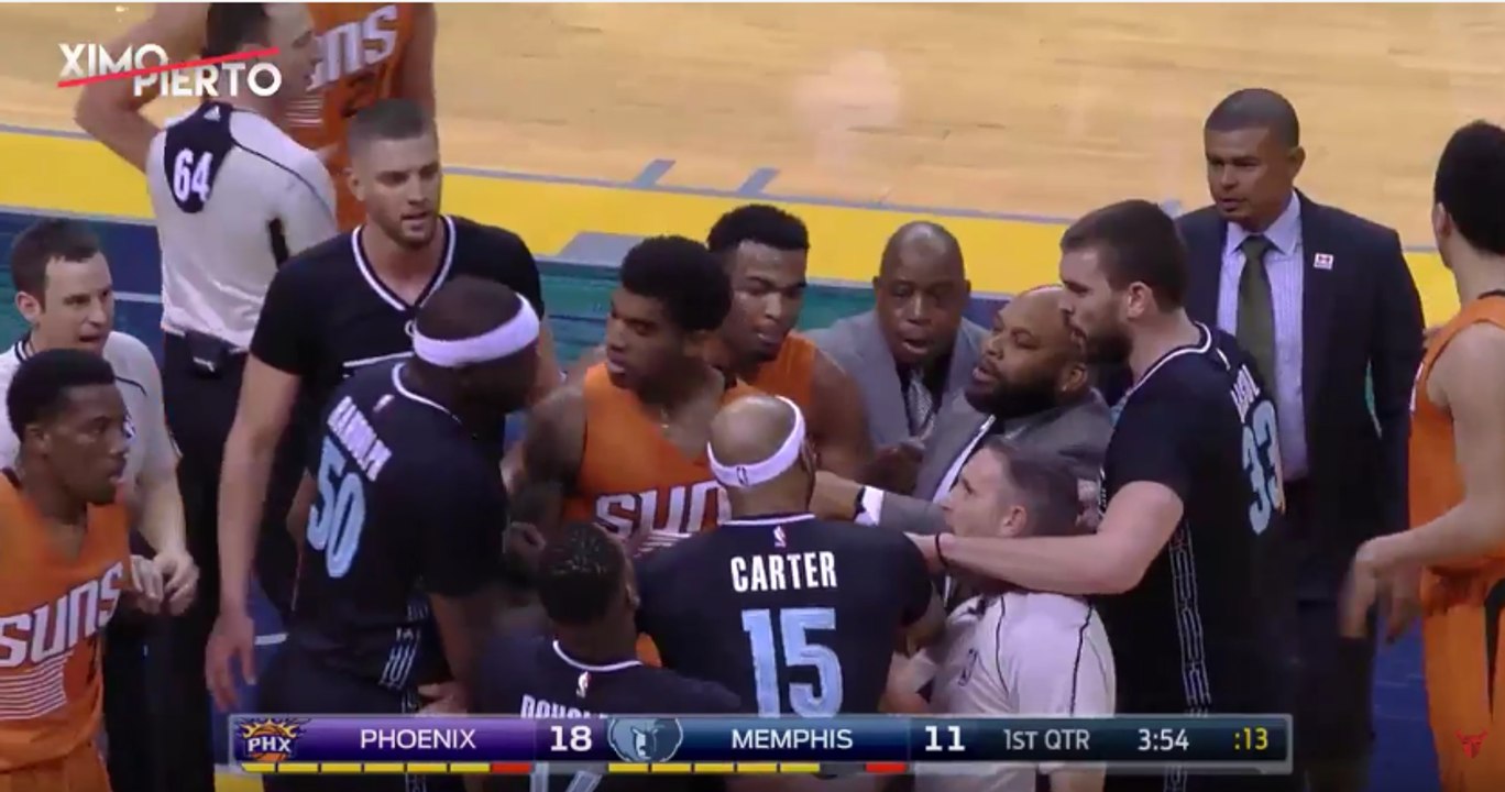 Vince Carter Elbows Devin Booker, Gets Ejected