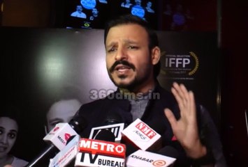 Vivek Oberoi Taught His Son Vivvan To Give Smile To A Police Office- Must Watch Video!