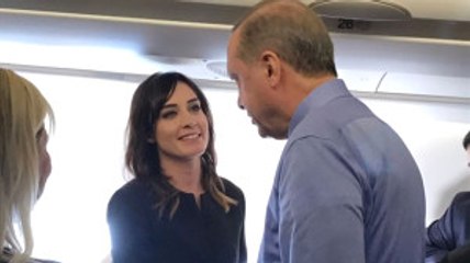 Erdoğan, Nazlı Çelik'in Sigara Paketine El Koyup Sözleşme İmzalattı