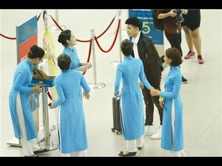 Noo Phước Thịnh được nhân viên sân bay vây quanh