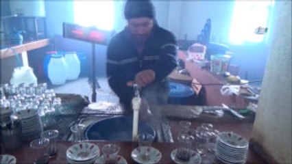 5 Dil Bilen İlk Okul Mezunu Garsonluk Yapıyor