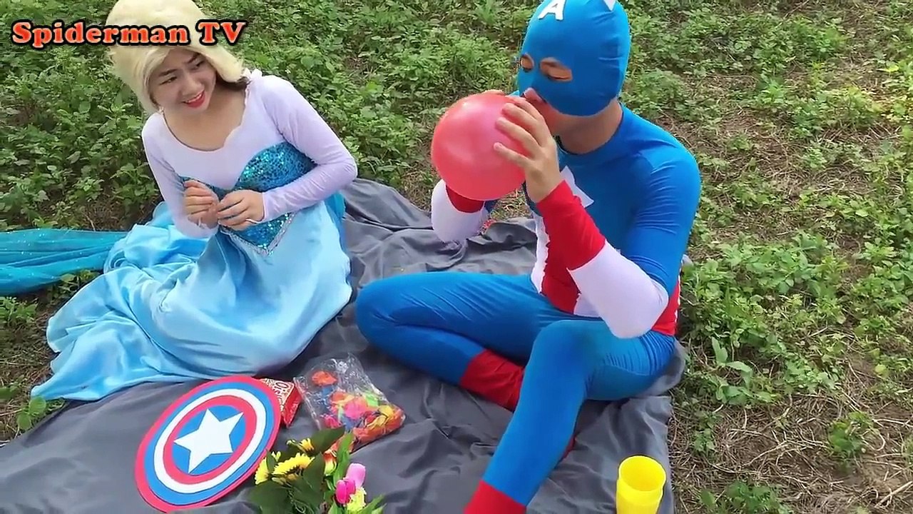 Spiderman vs Frozen Elsa scrambling watching TV Pinks Spidergirl, ballon fun superheroes m