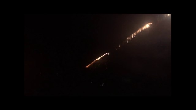 Ce taré s'accroche des feux d'artifice aux bras pour se la jouer Super Héro!