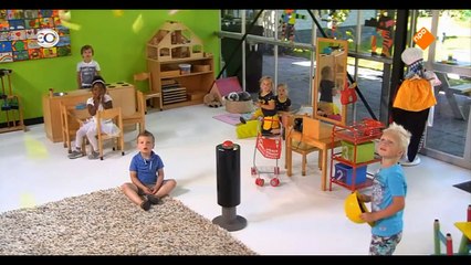 Des enfants ont l'ordre de ne pas appuyer sur le bouton.... Experience