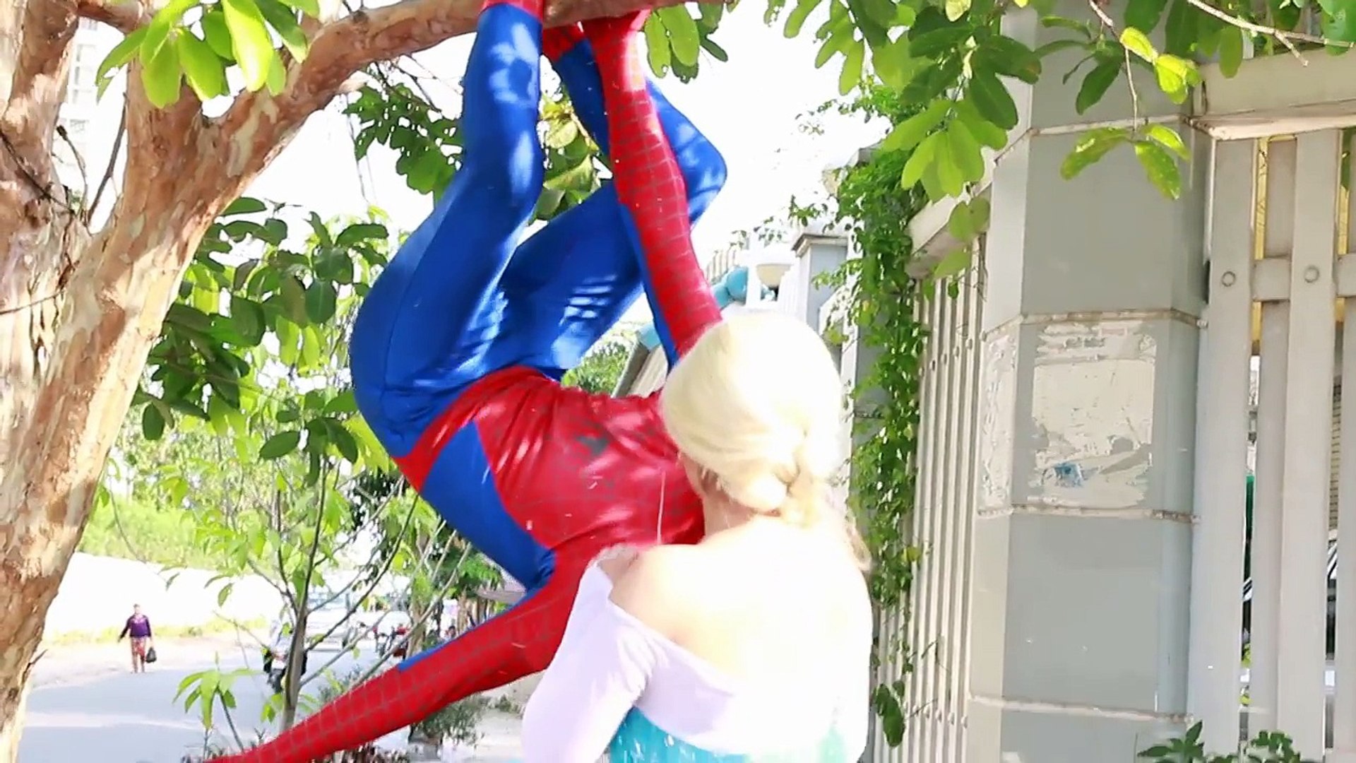 Spiderman and elsa kiss