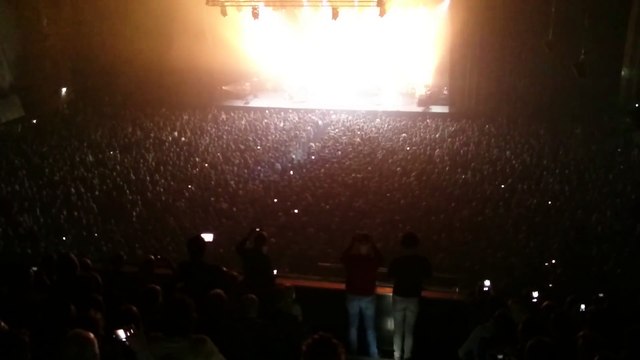 Le public tourne en cercle autour du chanteur dans la fosse en plein concert !