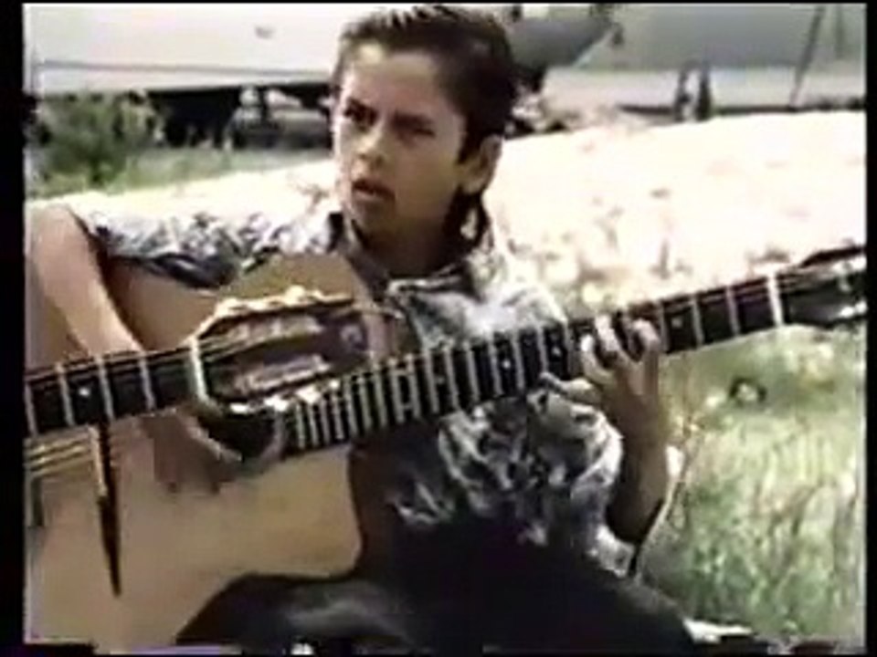 Quand tu joues trop bien de la guitare aussi grosse que toi