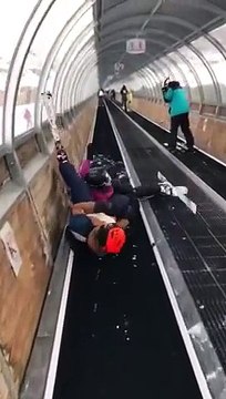 Quand un couple de skieurs se retrouve piégé sur un tapis roulant... FAIL