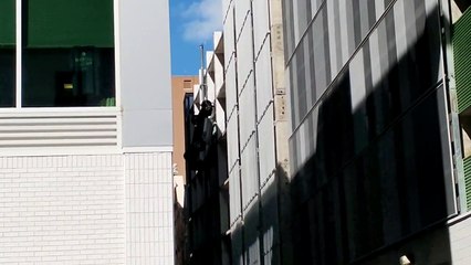 Il se retrouve suspendu dans le vide avec sa voiture au 6eme étage d'un parking