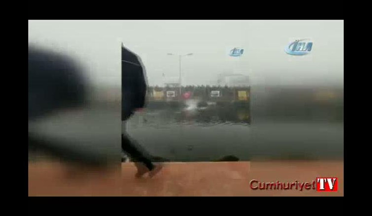 Denize atlayan belediye başkanı fenalaşan dalgıcı kurtardı