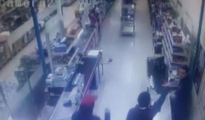 Silahlı market soygunu kamerada