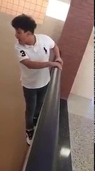 Un lycéen saute d’un étage pour faire le malin et va le regretter
