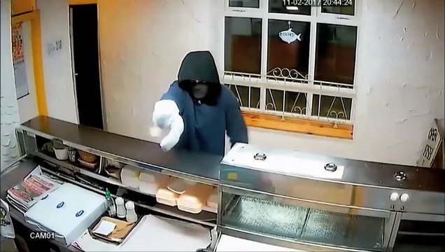 Un homme tente de braquer un fast-food avec une banane dans un sac plastique