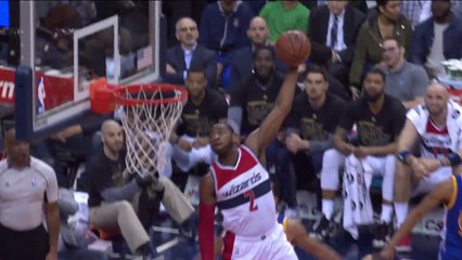 John Wall claque un énorme dunk à une main !
