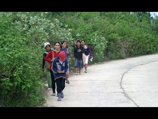 Lạ lùng tục lệ giả làm chó chạy nhảy để lừa ma!!!