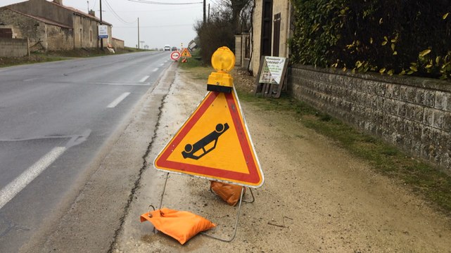 Un camion couché sur le côté, route de Fontenay