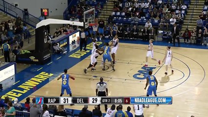 Ce petit basketteur passe entre les jambes de son adversaire