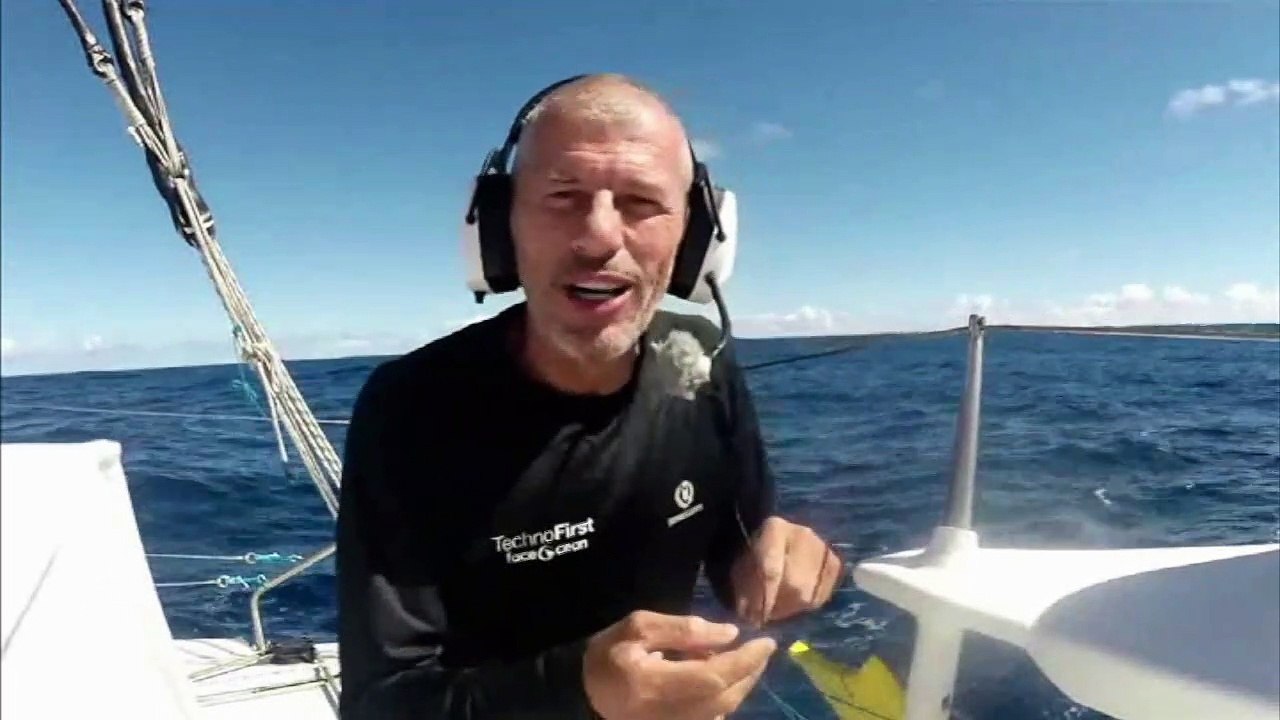 D114 : Sebastien Destremau trying to fish ! / Vendée Globe