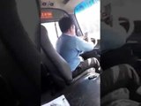 Tài xế xe buýt Tân Phương Thảo vừa lái xe vừa lướt web