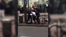 Un jeune frappe un policier lors d'une manifestation