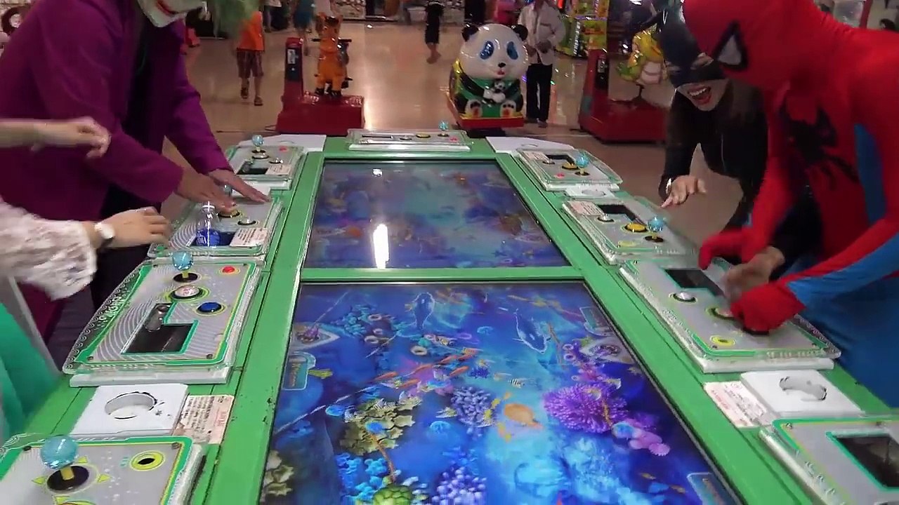 Похоронен голова Человека-паука и Эльза в песок яйца с сюрпризом Паук Джокер весело супер шалости