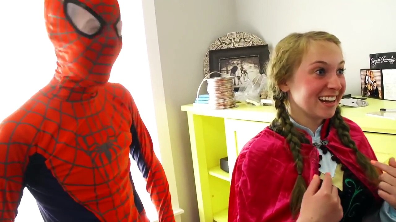 Frozen Elsa Loses Her Dress! Spiderman and Disney Princess Frozen Anna w/ Mary Poppins in