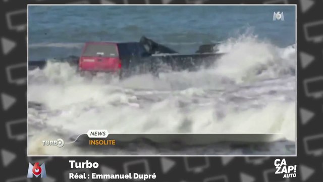 Un moyen idiot pour laver sa voiture : sa voiture est emportée par les vagues !
