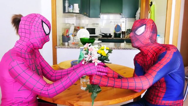 Розовый Человек-паук превращается в змею! Человек-паук против замороженные Эльза Радуга Multi-Цветы для волос смешно