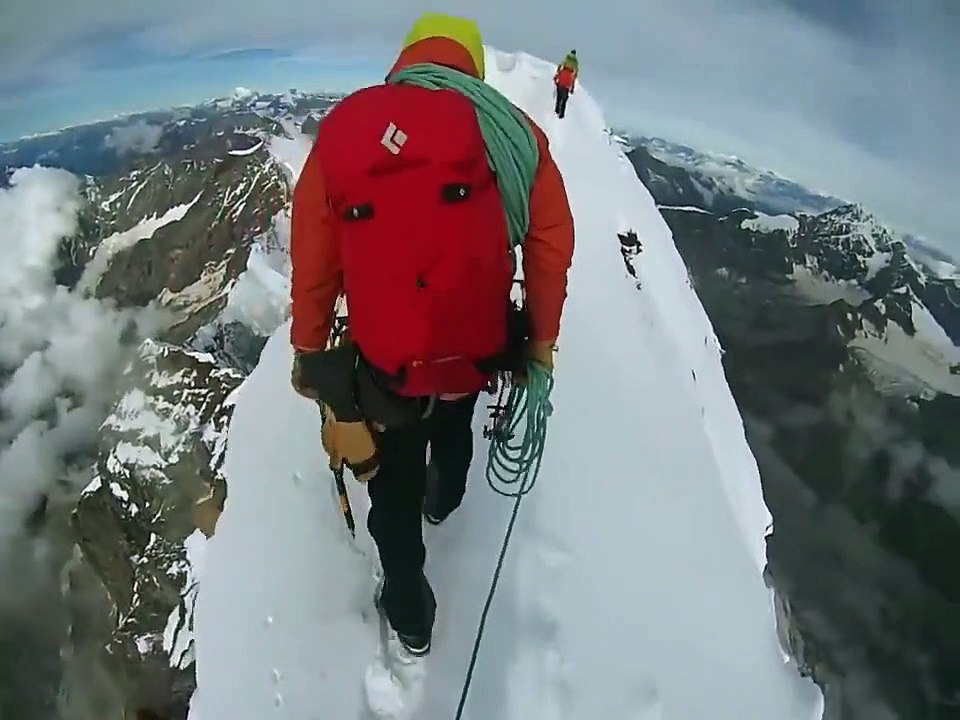 Caméra embarquée sur l'arête effilée du Mont Cervin en Suisse