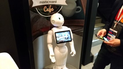 Pepper le robot-serveur et le paiement MasterCard