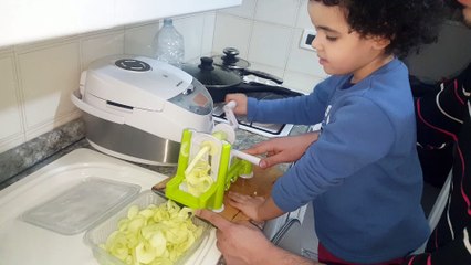 Lorrayne fazendo macarrão de Abobrinha