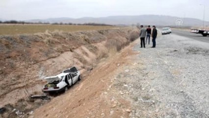 Otomobil Şarampole Uçtu: 1 Ölü, 4 Yaralı